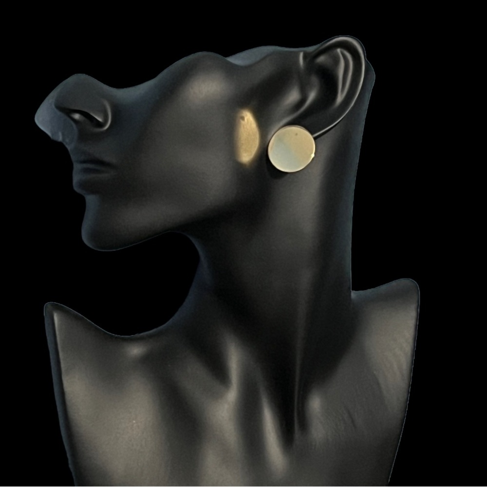Vintage Round gold stud earrings